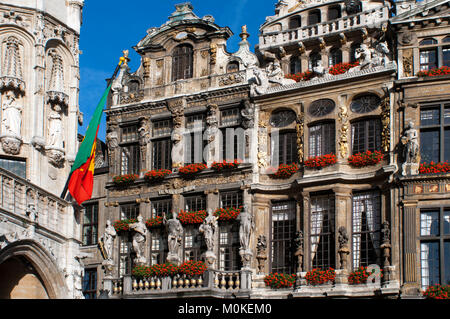 Les bâtiments d'arrière-plan Louve, sac et brouette. Grand Place, Bruxelles, Belgique. La Louve, sac et Brouette sont un groupe de maisons qui n'ont pas été reconstruits Banque D'Images