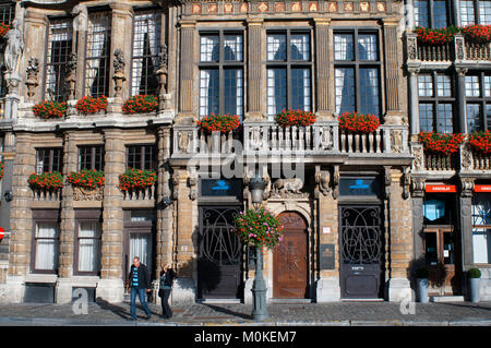 Les bâtiments d'arrière-plan Louve, sac et brouette. Grand Place, Bruxelles, Belgique. La Louve, sac et Brouette sont un groupe de maisons qui n'ont pas été reconstruits Banque D'Images