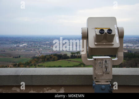 Jumelles à monnayeur viewer espionner la ville à partir de la position haute Banque D'Images