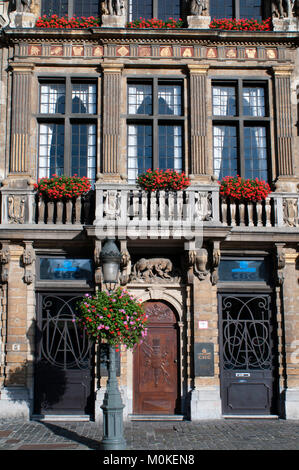 Les bâtiments d'arrière-plan Louve, sac et brouette. Grand Place, Bruxelles, Belgique. La Louve, sac et Brouette sont un groupe de maisons qui n'ont pas été reconstruits Banque D'Images