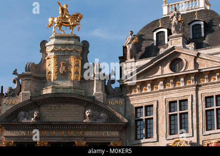 Bruxelles, Belgique. La Grand Place. Statue en or de Charles de Lorraine sur la maison L'ARBRE D'Or (n° 10). La statue équestre de Charles de Lorraine o Banque D'Images