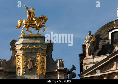 Bruxelles, Belgique. La Grand Place. Statue en or de Charles de Lorraine sur la maison L'ARBRE D'Or (n° 10). La statue équestre de Charles de Lorraine o Banque D'Images