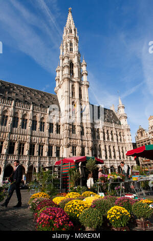 Marché aux fleurs à l'Hôtel de Ville de Bruxelles, (Hôtel de ville ou l'Hôtel de Ville de Bruxelles), Grote Markt (Grand Place), Bruxelles, Belgique Banque D'Images