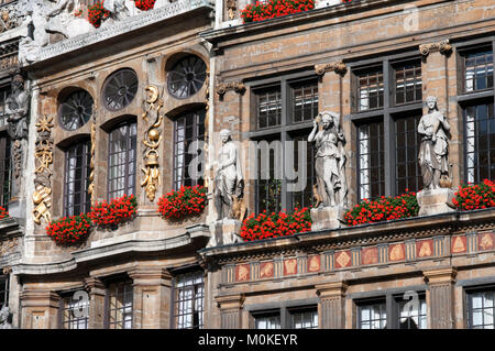 Les bâtiments d'arrière-plan Louve, sac et brouette. Grand Place, Bruxelles, Belgique. La Louve, sac et Brouette sont un groupe de maisons qui n'ont pas été reconstruits Banque D'Images