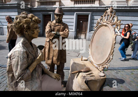 Statues vivantes dans le centre historique de Bruxelles. Banque D'Images