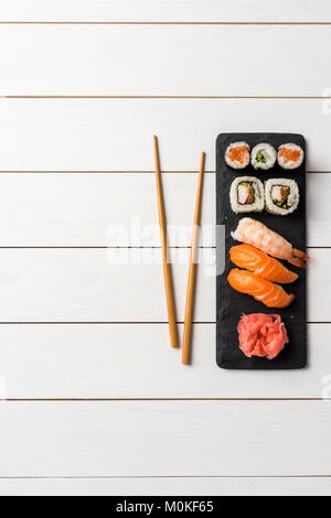 Ensemble de sushi japonais sur table en bois blanc Banque D'Images