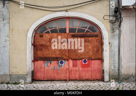 Ancien garage Portes, érodés et barricadés. Banque D'Images