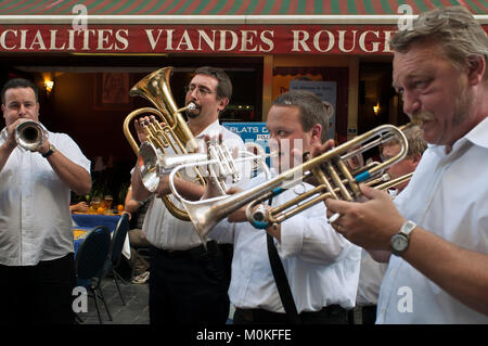 Musiciens dans le centre de la ville au cours de la pendant le festival parade dans Bruxelles, Belgique. Banque D'Images