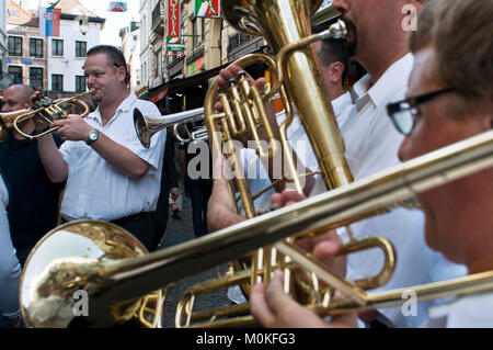 Musiciens dans le centre de la ville au cours de la pendant le festival parade dans Bruxelles, Belgique. Banque D'Images