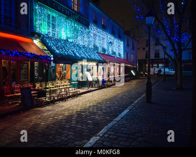 Montmartre, Paris - 7 janvier 2018 : Vue de nuit sur la célèbre place des artistes et des restaurants typiques avec des tables en plein air qui l'entourent. Banque D'Images