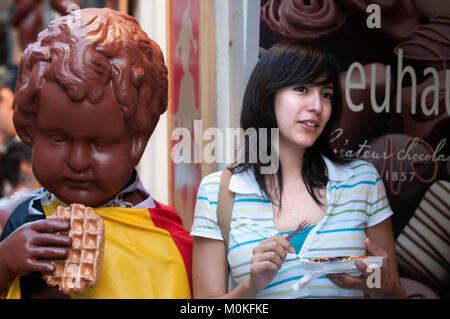 Une femme qui pose à côté d'un gofres wafles ou publicité, Bruxelles, Belgique. Banque D'Images