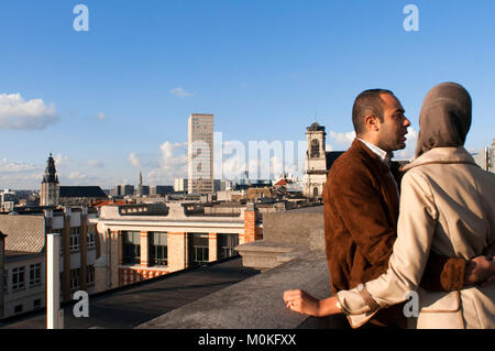 La Place Poelaert, quartier des Marolles, Bruxelles, Belgique. Un couple près du palais de justice. Banque D'Images