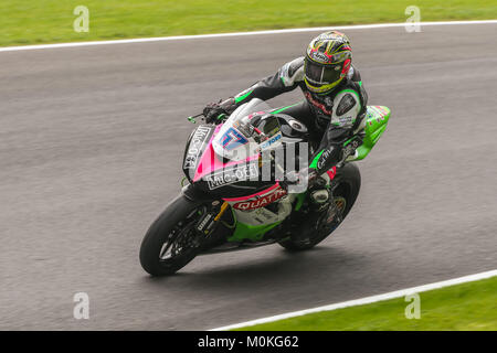 Andy Reid près de l'épingle au cours de la course Supersport britannique Dickies à Cadwell Park, près de Louth, dans le Lincolnshire Banque D'Images