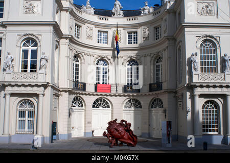 Une sculpture de la résine polyester par l'artiste mexicain Javier Marin appelé Cabeza de Mujer Roja. Le Palais de Charles de Lorraine Musée, Bruxelles, Be Banque D'Images