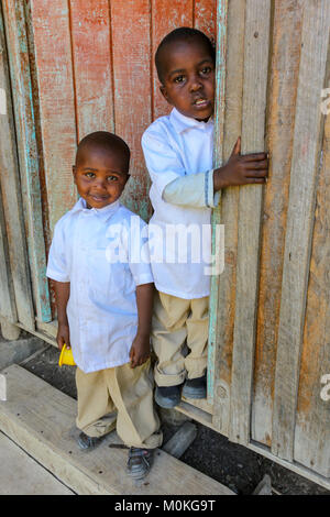 Deux enfants de l'école préparatoire Nanyuki en uniforme, d'une salle de classe pendant la pause déjeuner, au Kenya. Banque D'Images