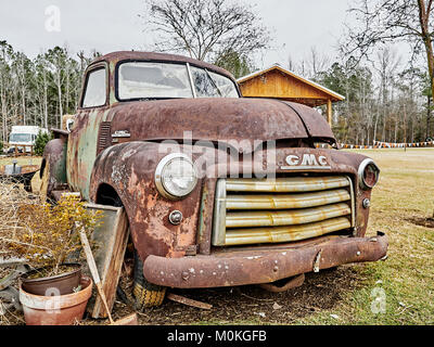 Old rusty farm 150 abandonné vintage GMC pick up truck garé dans un champ en milieu rural Pike Road Alabama. Banque D'Images