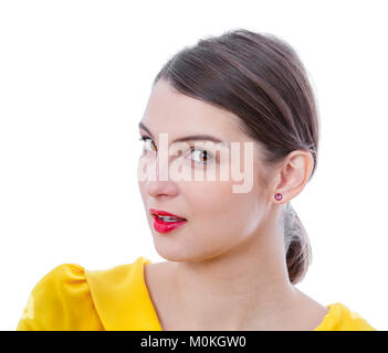 Portrait d'une jeune femme à la recherche de l'appareil photo, isolé sur un fond blanc. Banque D'Images