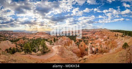 Vue panoramique sur le Parc National de Bryce Canyon dans la belle lumière du matin d'or au lever du soleil avec des nuages et ciel bleu, Utah, USA Banque D'Images