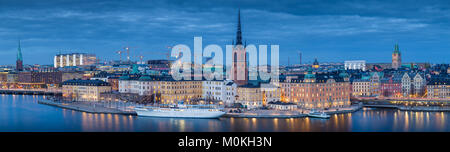 Vue panoramique sur le centre-ville de Stockholm célèbre avec Riddarholmen historique à Gamla Stan la vieille ville au cours de l'heure bleue, au crépuscule, en Suède Banque D'Images