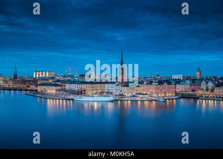 Vue panoramique sur le centre-ville de Stockholm célèbre avec Riddarholmen historique à Gamla Stan la vieille ville au cours de l'heure bleue, au crépuscule, en Suède Banque D'Images