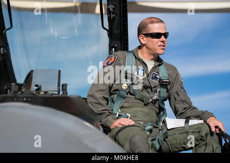 Le lieutenant-colonel Martin Meyer, 413e groupe d'essais en vol d'exploitation, Location-Alpha directeur des opérations aériennes, pose pour une Banque D'Images