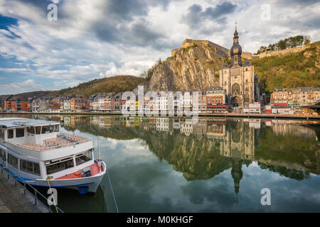 L'affichage classique de la ville historique de Dinant avec pittoresque rivière Meuse en belle lumière du soir au coucher du soleil d'or, province de Namur, Wallonie, Belgique Banque D'Images