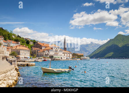 L'affichage classique de la vieille ville de Perast situé au célèbre baie de Kotor sur une belle journée ensoleillée en été, le Monténégro, le sud de l'Europe Banque D'Images