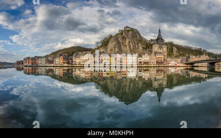 L'affichage classique de la ville historique de Dinant avec pittoresque rivière Meuse en belle lumière du soir au coucher du soleil d'or, province de Namur, Wallonie, Belgique Banque D'Images