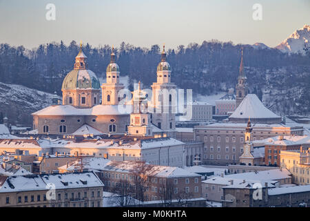 L'affichage classique de la vieille ville de Salzbourg dans la belle lumière du matin au lever du soleil en hiver, Salzburg, Autriche Land Banque D'Images