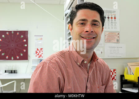 Todd Smith, un ergothérapeute à l'esprit intrépide à Fort Bragg, N.C., sourires pour un portrait, le 15 décembre 2017. Smith et d'autres, à l'esprit intrépide fournissent différents types de réadaptation neurologique d'un traumatisme crânien les patients. Smith travaille principalement sur la réadaptation en déficience visuelle, la conduite des évaluations et des évaluations de la capacité fonctionnelle et de réadaptation fondés sur chaque poste des soldats. (U.S. Army Banque D'Images