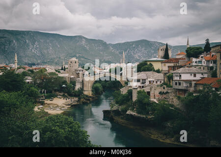 L'affichage classique de la ville historique de Mostar avec célèbre Vieux pont (Stari Most) un jour de pluie avec des nuages sombres en été, Bosnie-Herzégovine Banque D'Images