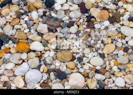 Des rochers et des cailloux dans l'eau claire Banque D'Images
