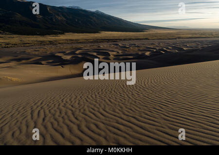 Près de coucher du soleil dans le Great Sand Dunes National Park and Preserve, au Colorado. Banque D'Images
