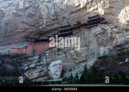 Le célèbre monastère suspendu près de Datong, province de Shanxi, en Chine. Les caractères sur le roc veut dire grand vue , les autres sont un bouddhisme poème Banque D'Images