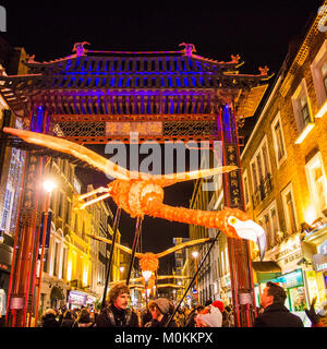 Flamingo 'Flying' exploité par des marionnettistes dans Chinatown pendant le Lumiere Light Festival, Londres. Banque D'Images