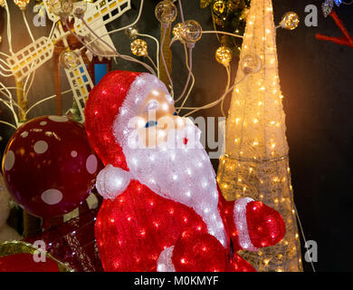 Père Noël avec lampe LED , symbole de la nouvelle année Banque D'Images