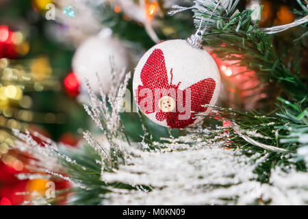 Décoration de Noël Boules papillon accroché sur arbre de Noël. Banque D'Images