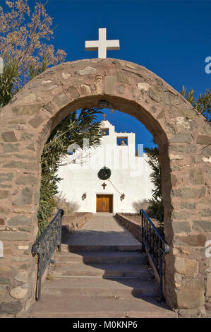 Gateway à l'église à la Mission franciscaine à Tularosa, New Mexico, USA Banque D'Images