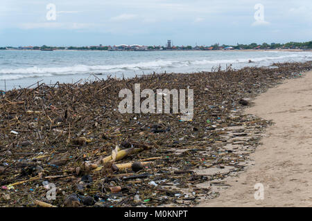 Ordures et déchets domestiques la pollution de la plage. Banque D'Images