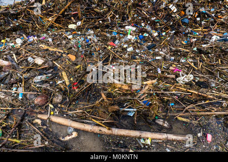 Ordures et déchets domestiques la pollution de la plage. Banque D'Images