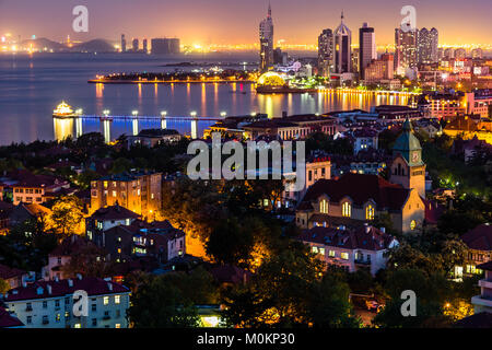 La baie de Qingdao et de l'église luthérienne vu depuis la colline de Signal Parc de nuit, Qingdao, Chine Banque D'Images