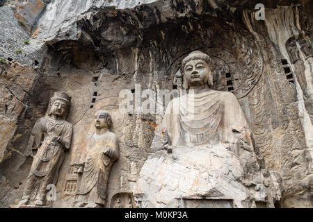 Statue du Bouddha principal dans Fengxiangsi Grotte, le principal dans les grottes de Longmen à Luoyang, Henan, Chine. C'est un des Longmen 3 grandes grottes bouddhistes de Banque D'Images