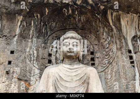 Statue du Bouddha principal dans Fengxiangsi Grotte, le principal dans les grottes de Longmen à Luoyang, Henan, Chine. C'est un des Longmen 3 grandes grottes bouddhistes de Banque D'Images