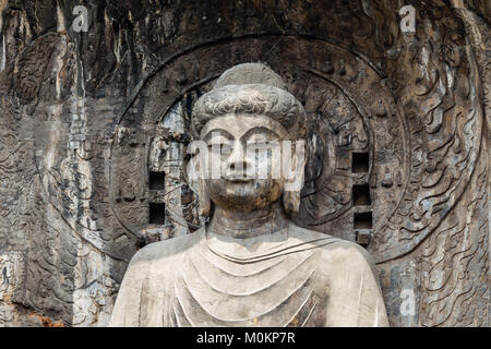 Statue du Bouddha principal dans Fengxiangsi Grotte, le principal dans les grottes de Longmen à Luoyang, Henan, Chine. C'est un des Longmen 3 grandes grottes bouddhistes de Banque D'Images