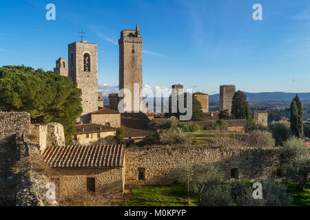 Magnifique vue sur San Gimignano du château ruines, Sienne, Toscane, Italie Banque D'Images