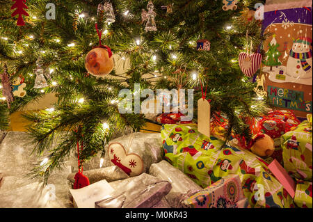 Arbre de Noël avec des décorations, des lumières et des cadeaux de Noël. Banque D'Images