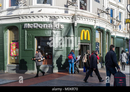 McDonald's restaurant fast food à Grand Parade, la ville de Cork, Irlande. Banque D'Images