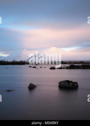 Un frozen Lochan na h-Achlaise et le Mont Noir sur Rannoch Moor, près de Glencoe, l'Écosse. Banque D'Images