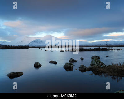 Un frozen Lochan na h-Achlaise et le Mont Noir sur Rannoch Moor, près de Glencoe, l'Écosse. Banque D'Images