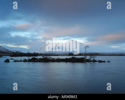 Un frozen Lochan na h-Achlaise et le Mont Noir sur Rannoch Moor, près de Glencoe, l'Écosse. Banque D'Images